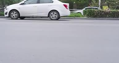 004大街道路交通车辆电动车1分15秒视频的预览图